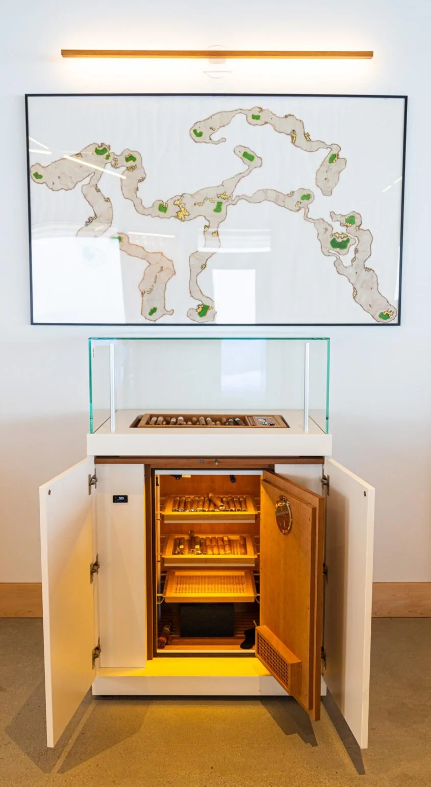 Best cigar storage in the usa - a cigar humidor made in germany. White lacquer, perfect realtive humidity.